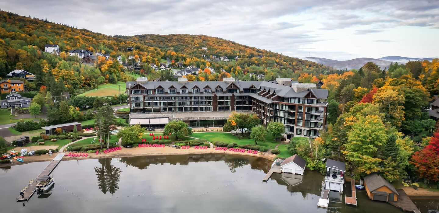entourage-sur-le-lac-region-quebec-origine-hotels-automne-facade_0
